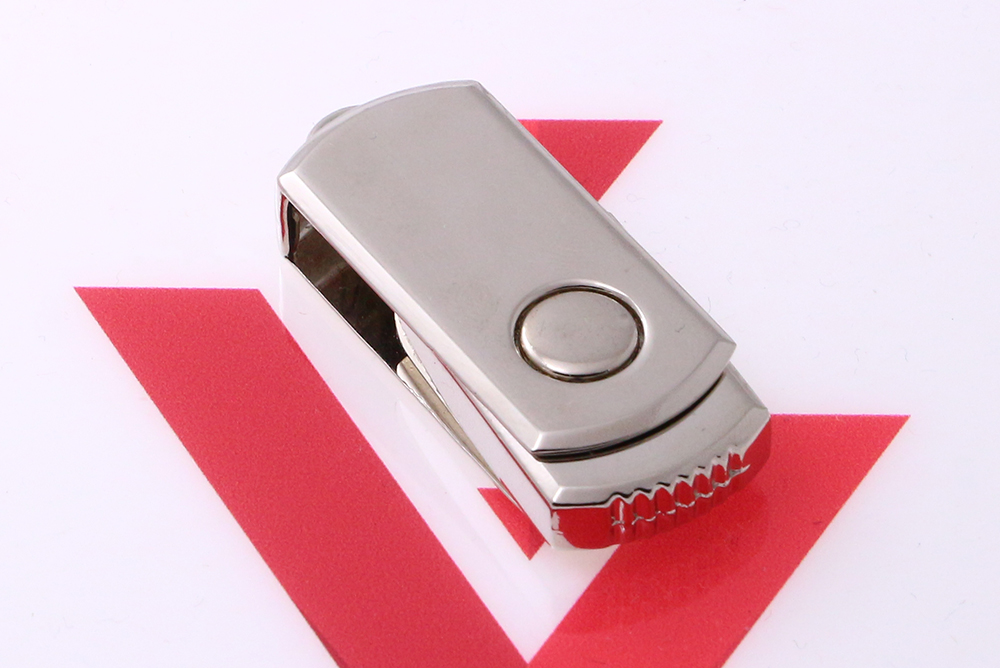 Metalowy pendrive z grawerem logo