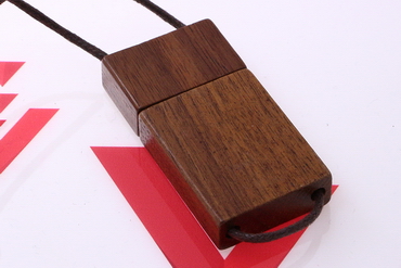 Drewniany pendrive pod grawer